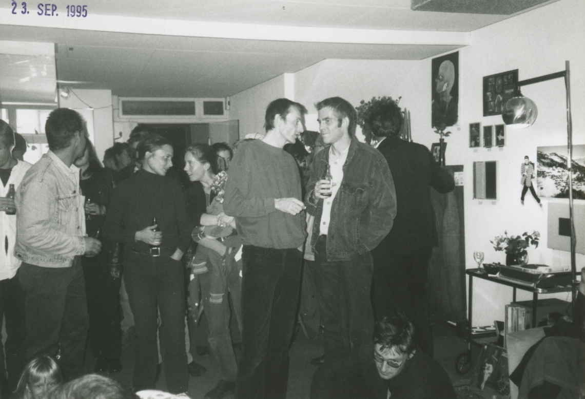 Selina Trepp und Esther Eppstein "Bodenlose Tiefpreise – alles ist käuflich", Bilderladen Monotony, Zürich