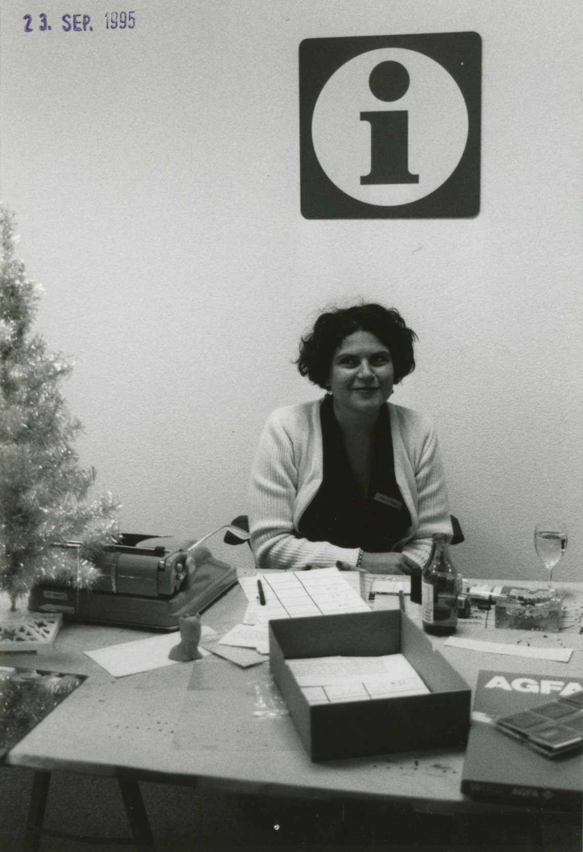 Selina Trepp und Esther Eppstein "Bodenlose Tiefpreise – alles ist käuflich", das Empfangsbüro im Bilderladen Monotony, Zürich