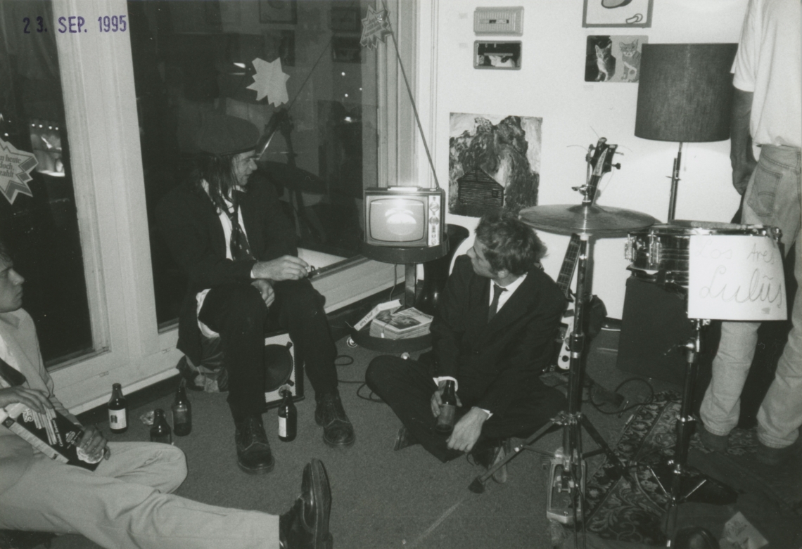 Selina Trepp und Esther Eppstein "Bodenlose Tiefpreise – alles ist käuflich", nach dem Konzert mit Los Tres Lulus, Bilderladen Monotony, Zürich