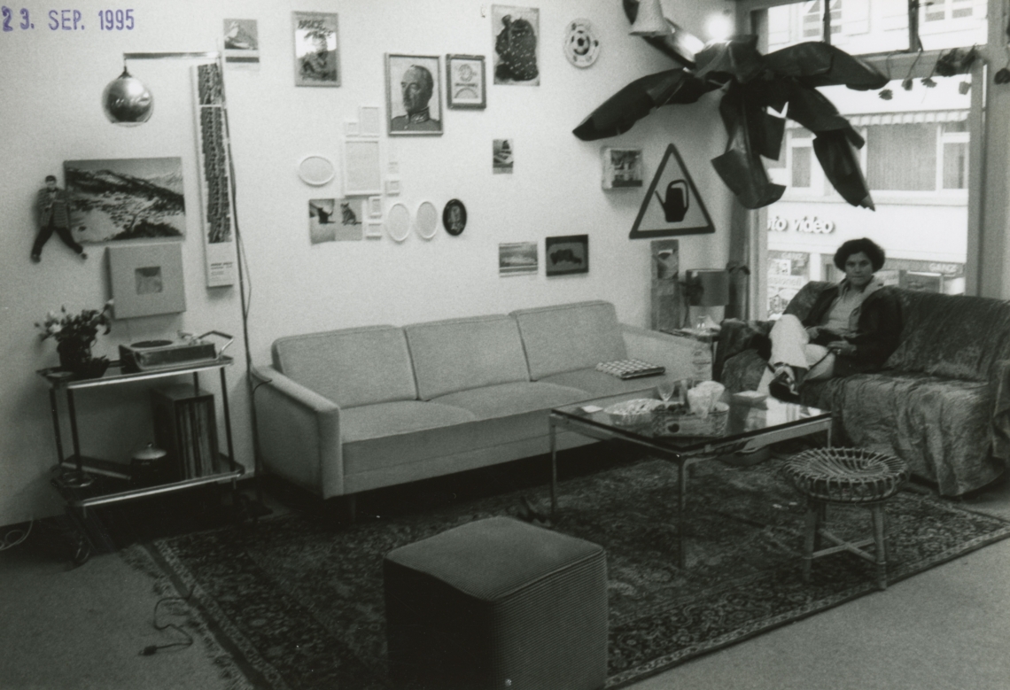 Selina Trepp und Esther Eppstein "Bodenlose Tiefpreise – alles ist käuflich",  Bilderladen Monotony, Zürich