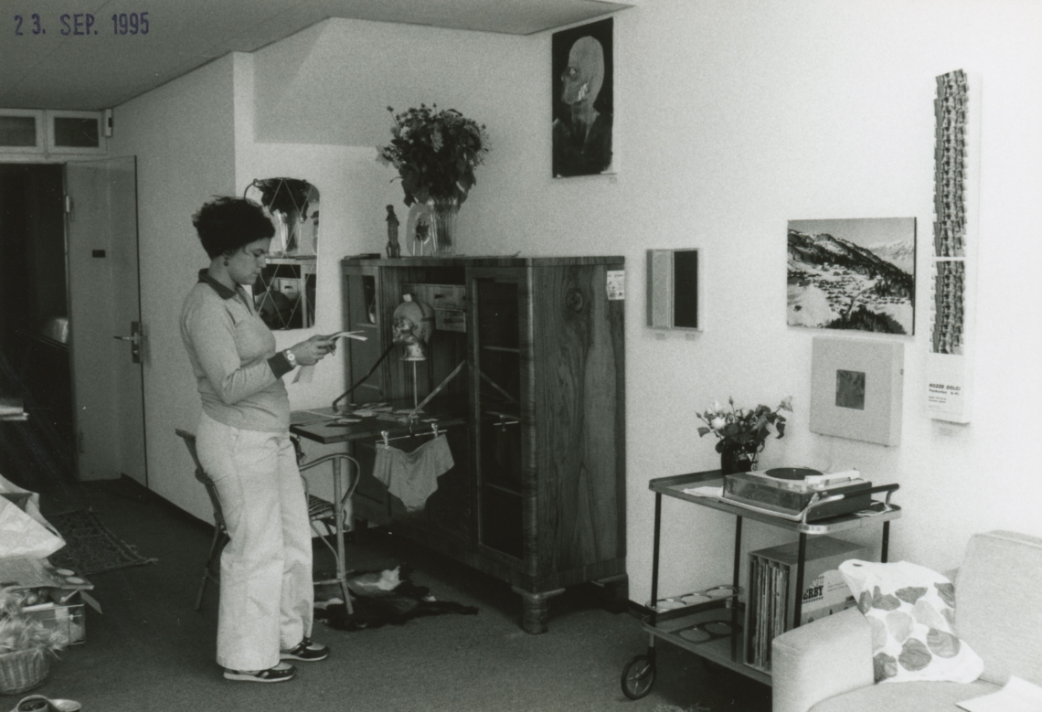 Selina Trepp und Esther Eppstein "Bodenlose Tiefpreise – alles ist käuflich" wird eingerichtet, Bilderladen Monotony, Zürich