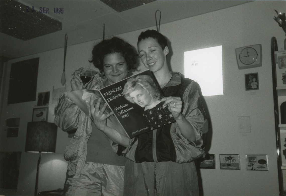 Selina Trepp und Esther Eppstein "Bodenlose Tiefpreise – alles ist käuflich", Bilderladen Monotony, Zürich