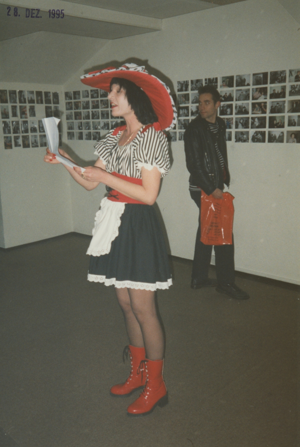 Esther Eppstein "Erkenne dich selbst im Lichtermeer des Rennwegs", Performance von Susann Walder, Monotony, Zürich