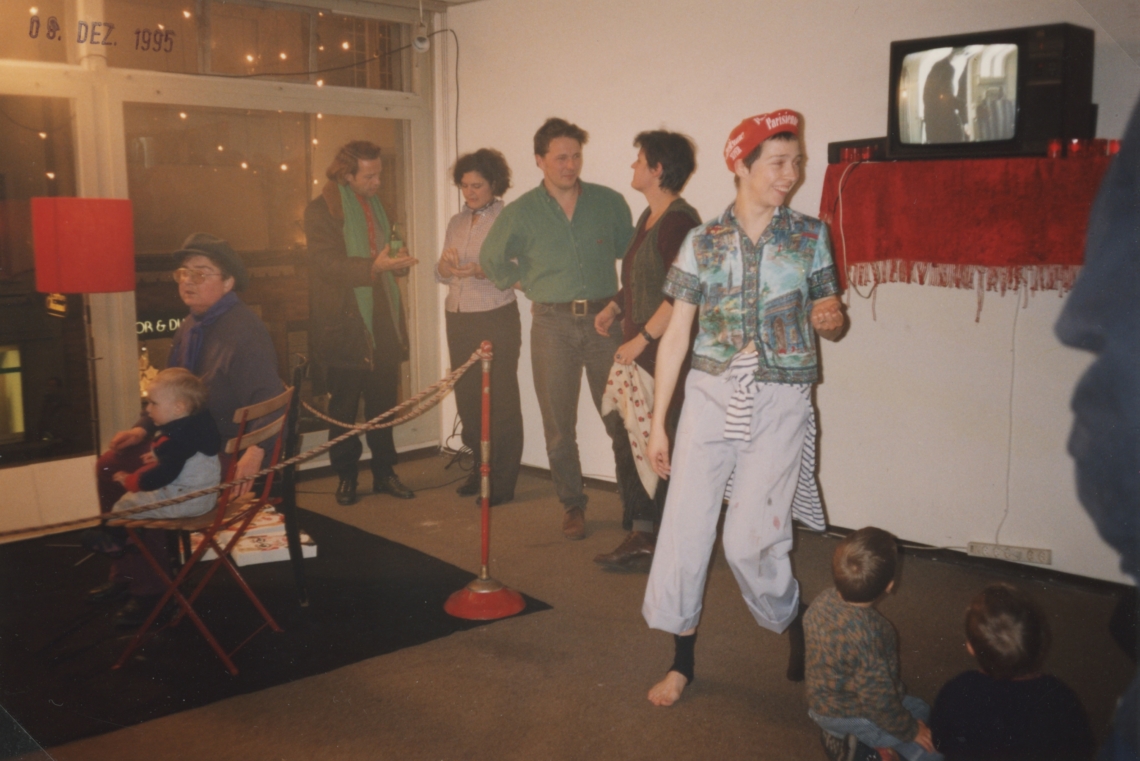 "Am 9.12. um 17 Uhr wollen Selina Trepp und Esther Eppstein ein Stück vom Kuchen", Monotony, Zürich