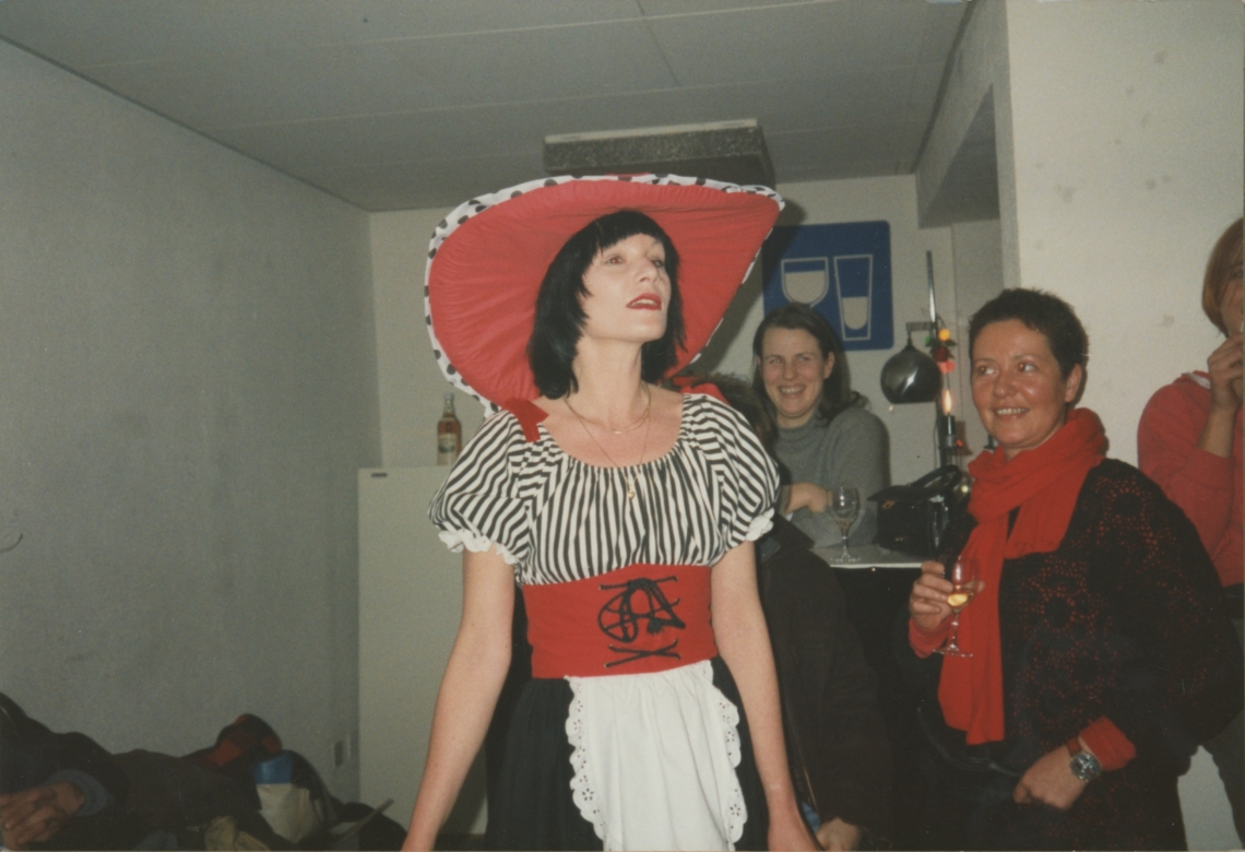 Esther Eppstein "Erkenne dich selbst im Lichtermeer des Rennwegs", Performance von Susann Walder, Monotony, Zürich