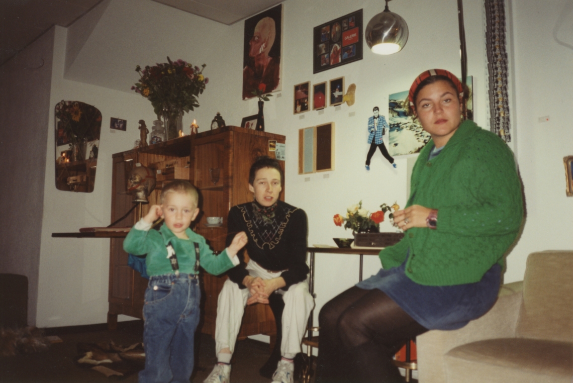 Selina Trepp und Esther Eppstein "Bodenlose Tiefpreise – alles ist käuflich", Bilderladen Monotony, Zürich