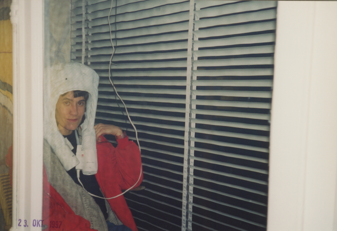 "I saw c-beams near the Tannhäus gate", Nicoletta Wartmann, Stini Arn and Martin Frei, message salon, Zurich 1997