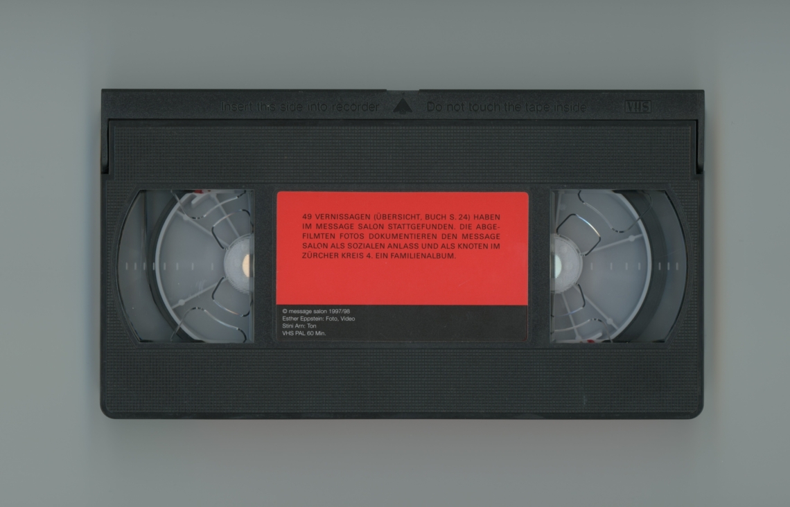 Die VHS-Kassette "der message salon Fotoband", Teil der Publikation "message salon Ankerstrasse 6, 8004 Zürich". Video Esther Eppstein, Sound Stini Arn, 1998