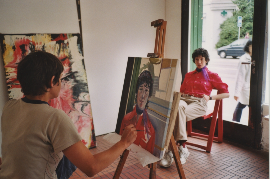 Andrea Muheim "Am Fenster gemalt", Andrea Muheim porträtiert Esther Eppstein im message salon Rigiplatz, Zürich