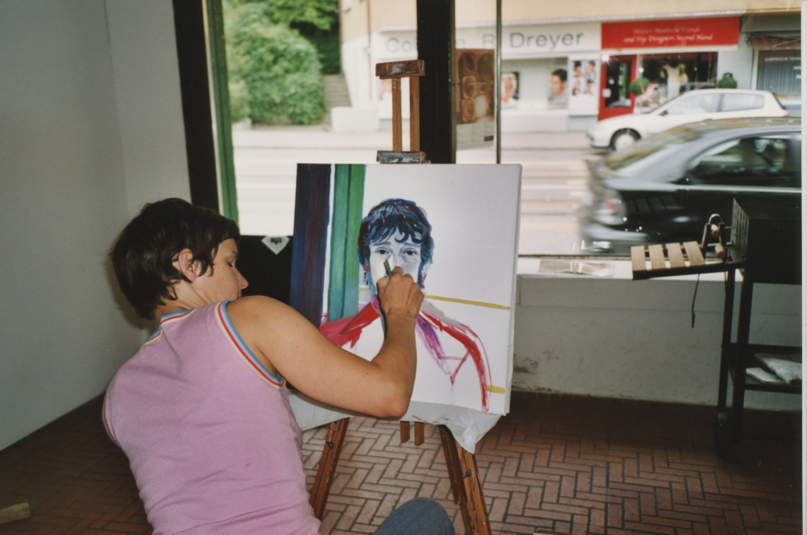 Andrea Muheim "Am Fenster gemalt", Andrea Muheim porträtiert Esther Eppstein im message salon Rigiplatz, Zürich