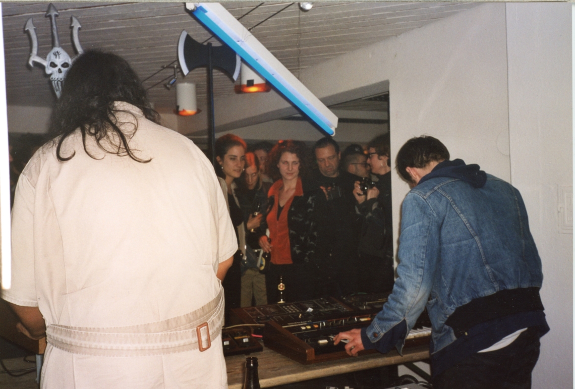 Christian Andersen "explosions", live Musik Performance Kay-Zee und Karla. K,  message salon Rigiplatz, Zürich