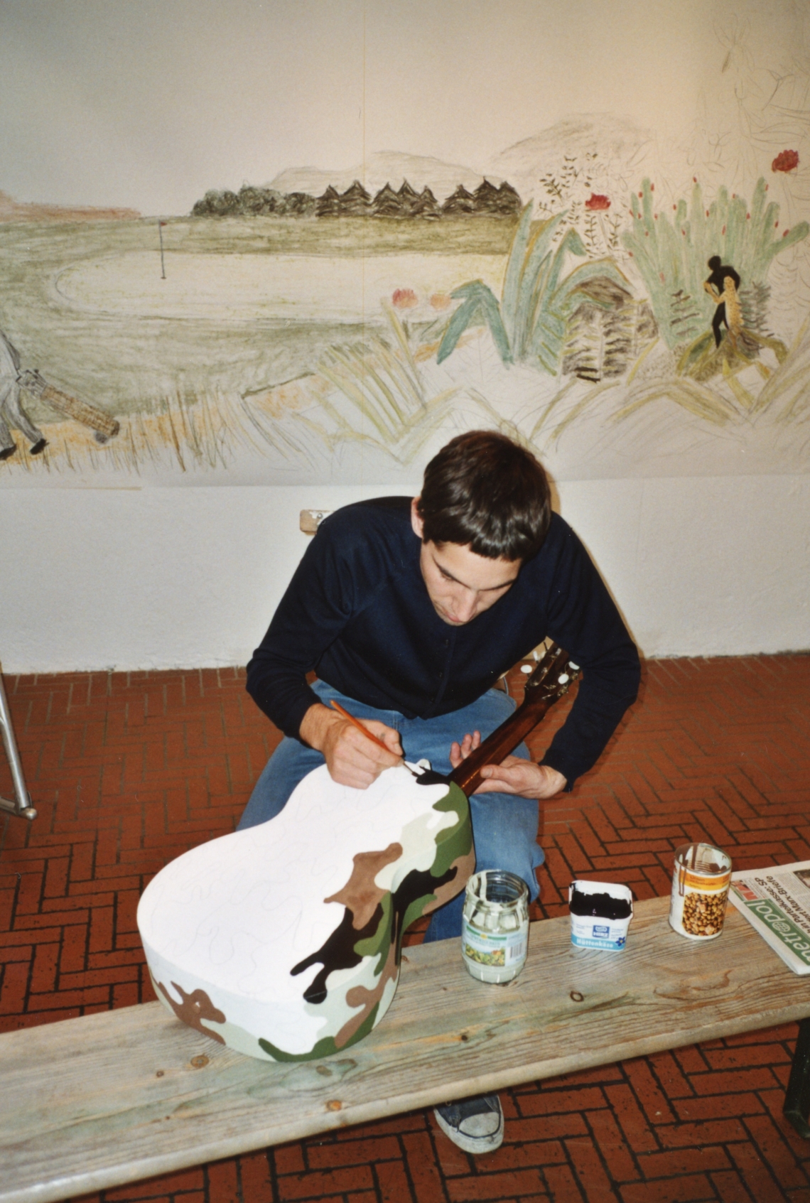 David Chieppo "whole in one", David Chieppo paints Susann Walder's guitar, message salon Rigiplatz, Zurich