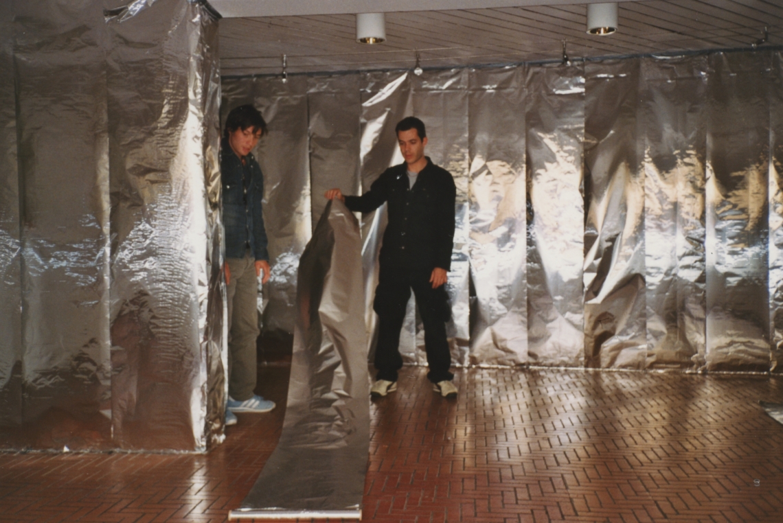 Das kleine Festival, Minimetal "Rock-Installation mit Schlagzeug und elektrischer Gitarre", Aufbau im message salon Rigiplatz, Zürich