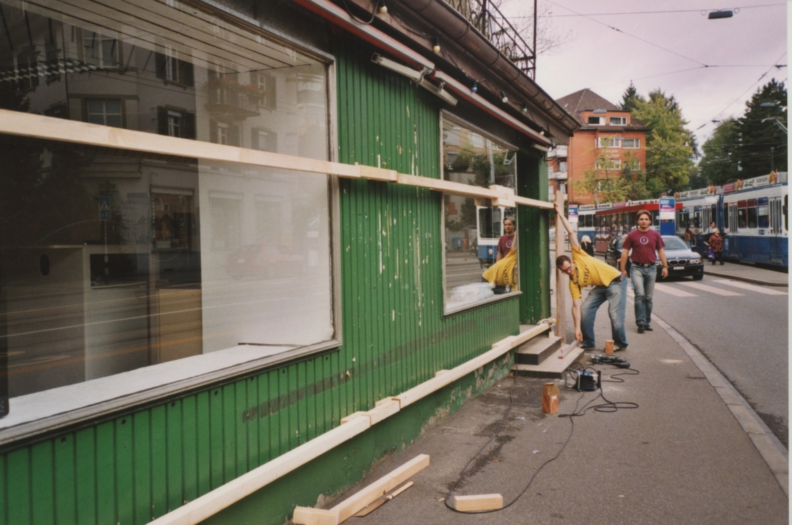 Kerim Seiler "Baustellenromanze mit Tanz und Bier", Aufbau der Installation, message salon Rigiplatz, Zürich
