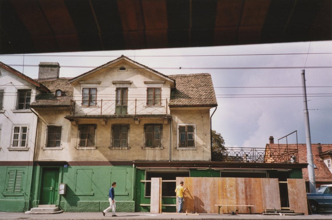 Kerim Seiler "Baustellenromanze mit Tanz und Bier", Aufbau der Installation, message salon Rigiplatz, Zürich