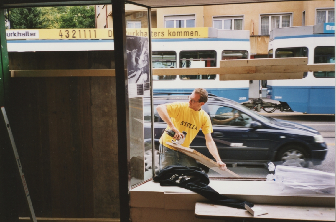 Kerim Seiler "Baustellenromanze mit Tanz und Bier", Aufbau der Installation, message salon Rigiplatz, Zürich