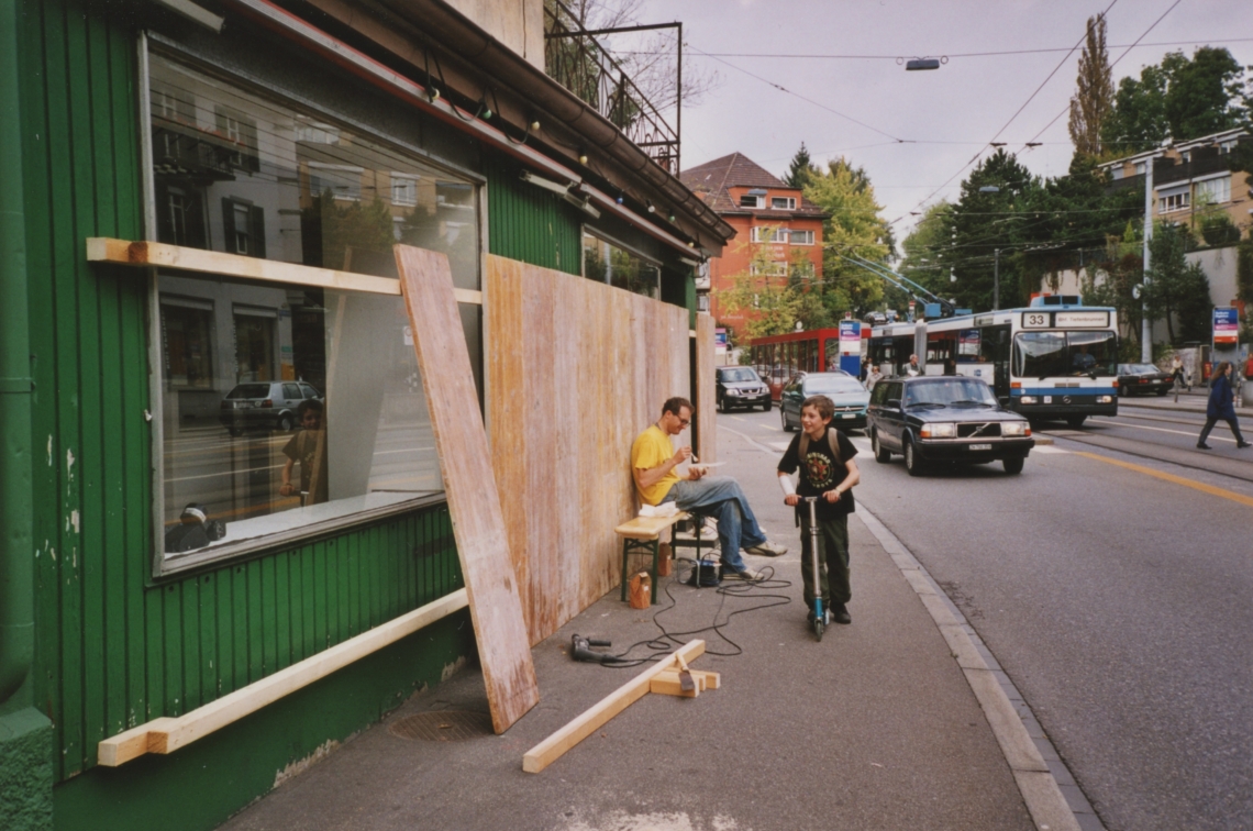 Kerim Seiler "Baustellenromanze mit Tanz und Bier", Aufbau der Installation, message salon Rigiplatz, Zürich