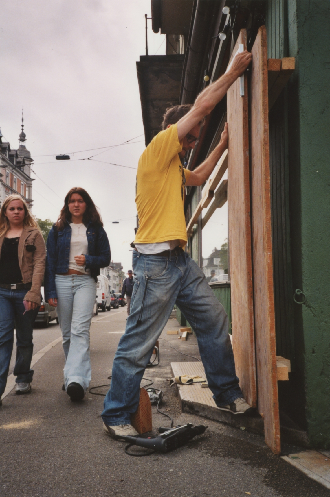 Kerim Seiler "Baustellenromanze mit Tanz und Bier", Aufbau der Installation, message salon Rigiplatz, Zürich