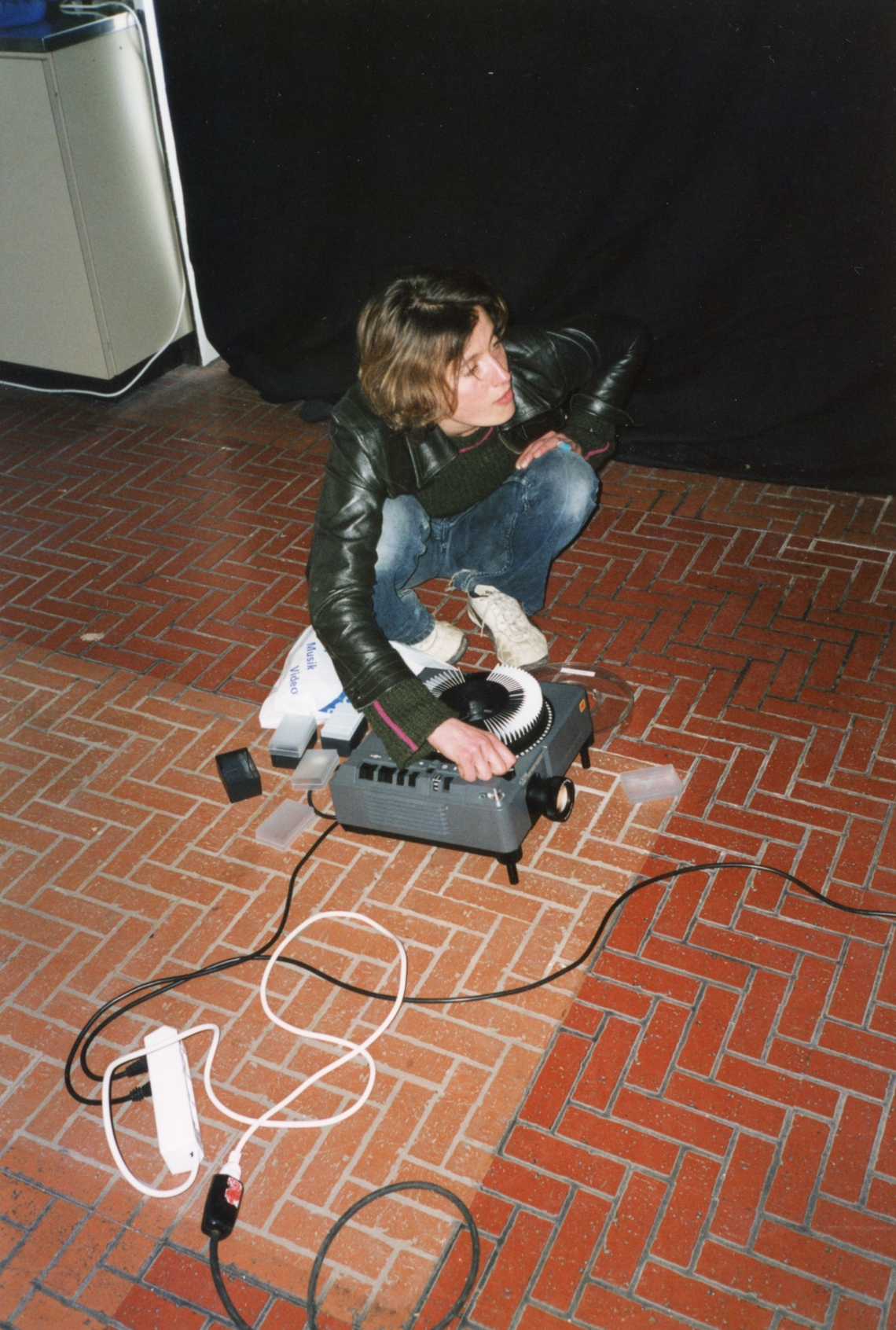 Saskja Rosset "Findling", Aufbau der Ausstellung, message salon Rigiplatz, Zürich