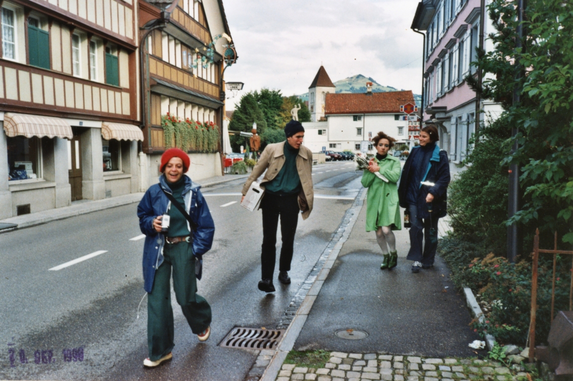 Die message salon Ferienkolonie mit San Keller, Andrea Roca, Nicoletta Wartmann, Clown Ina, message salon Wohnwagen, Appenzell