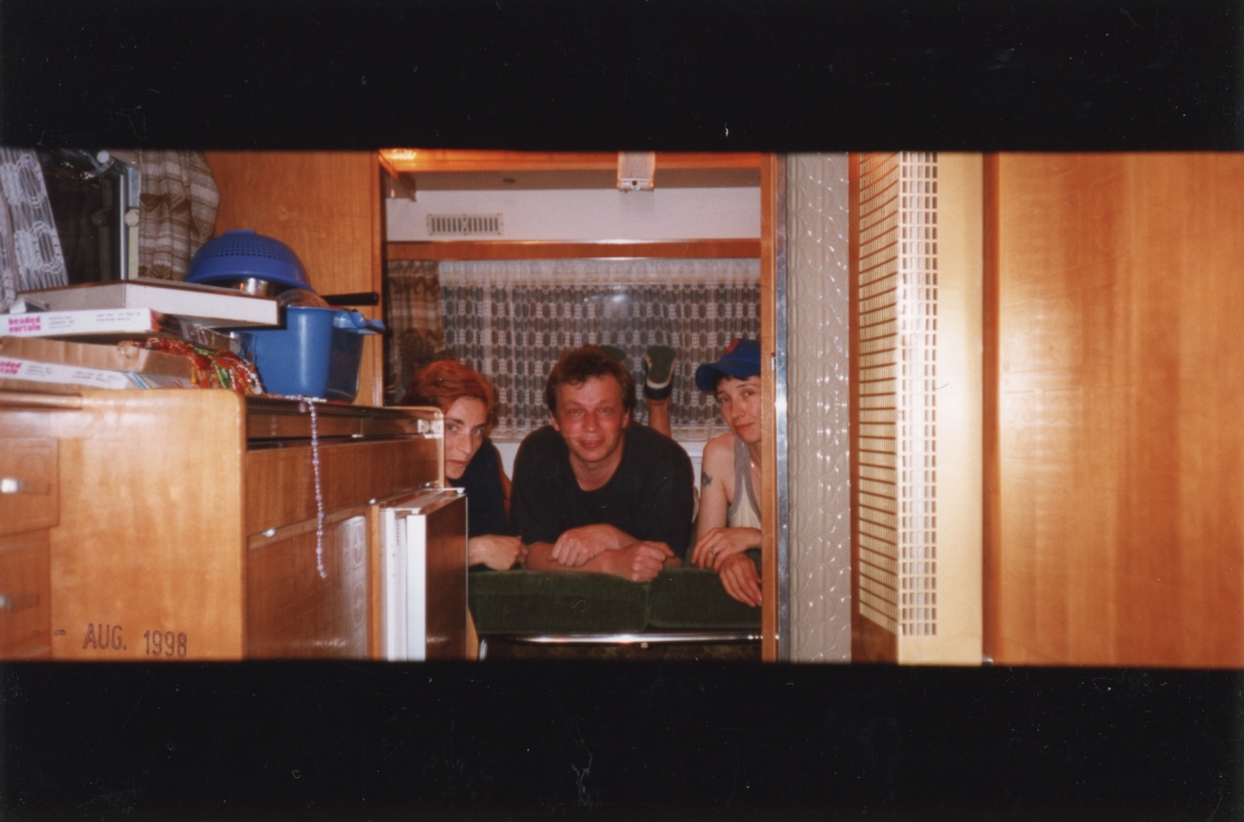 Die message salon Ferienkolonie, Aufbau mit Andrea Binswanger, Ruedi Gfeller und Esther Eppstein, message salon Wohnwagen, Appenzell