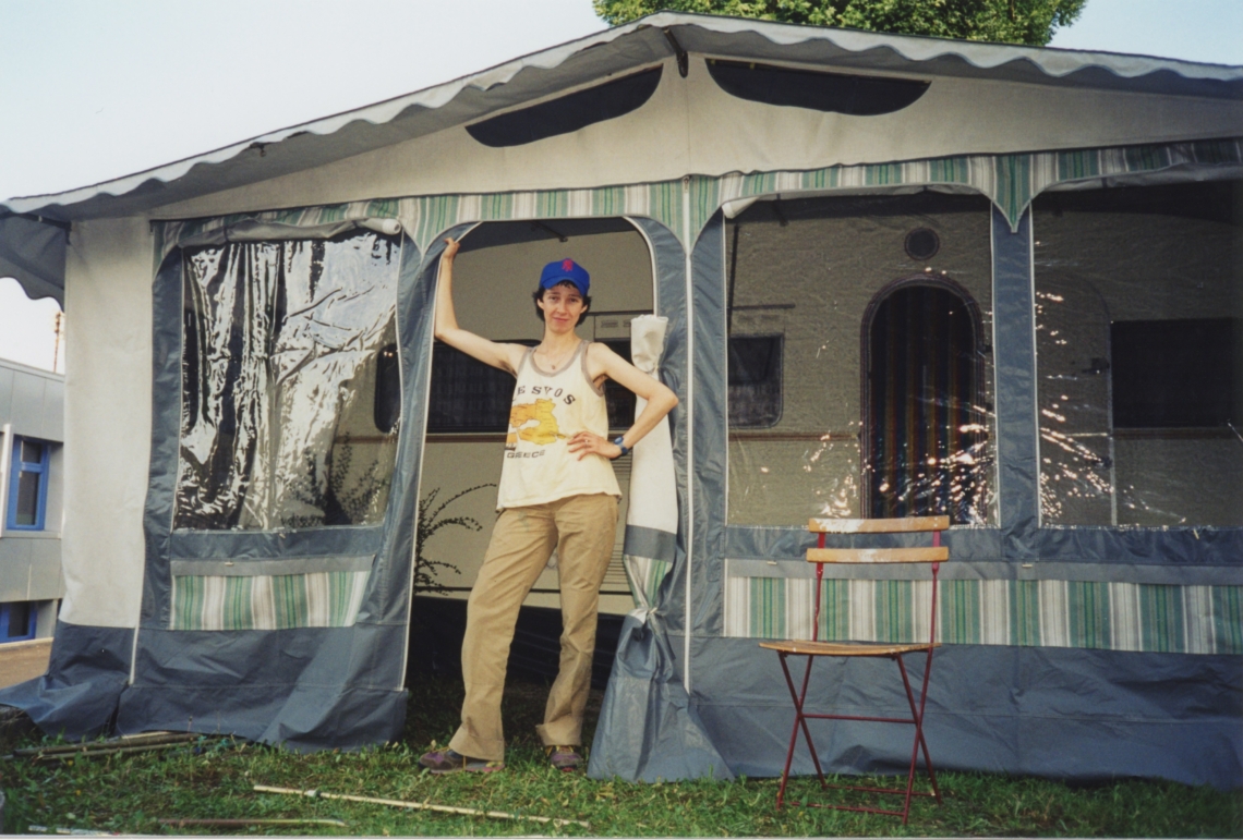 Der erste erfolgreiche Aufbau des Wohnwagens, Esther Eppstein vor dem message salon Wohnwagen in Appenzell, 1998