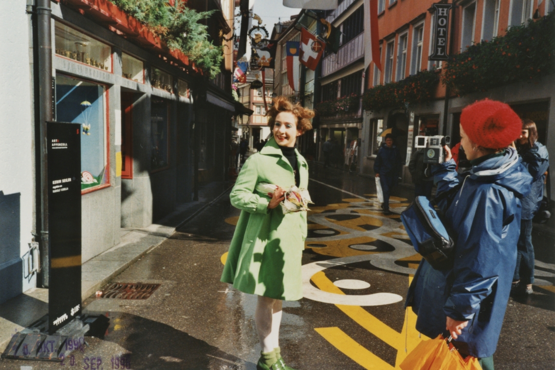 Die message salon Ferienkolonie mit Nicoletta Wartmann, Stini Arn und Clown Ina, message salon Wohnwagen, Appenzell