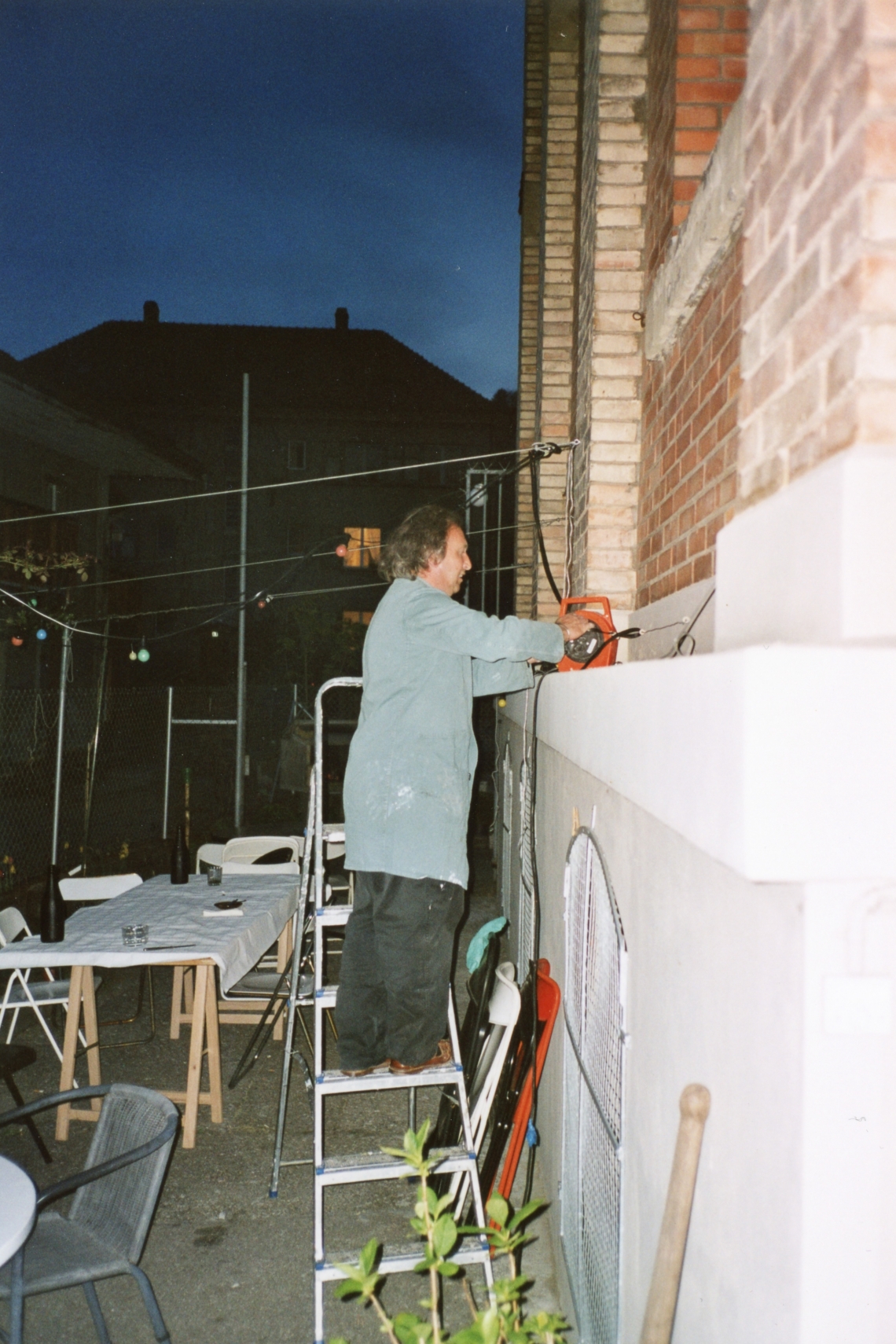 Esther Eppstein "message salon caravan", Aufbau mit Michel Ritter, Fri-Art Kunsthalle Fribourg