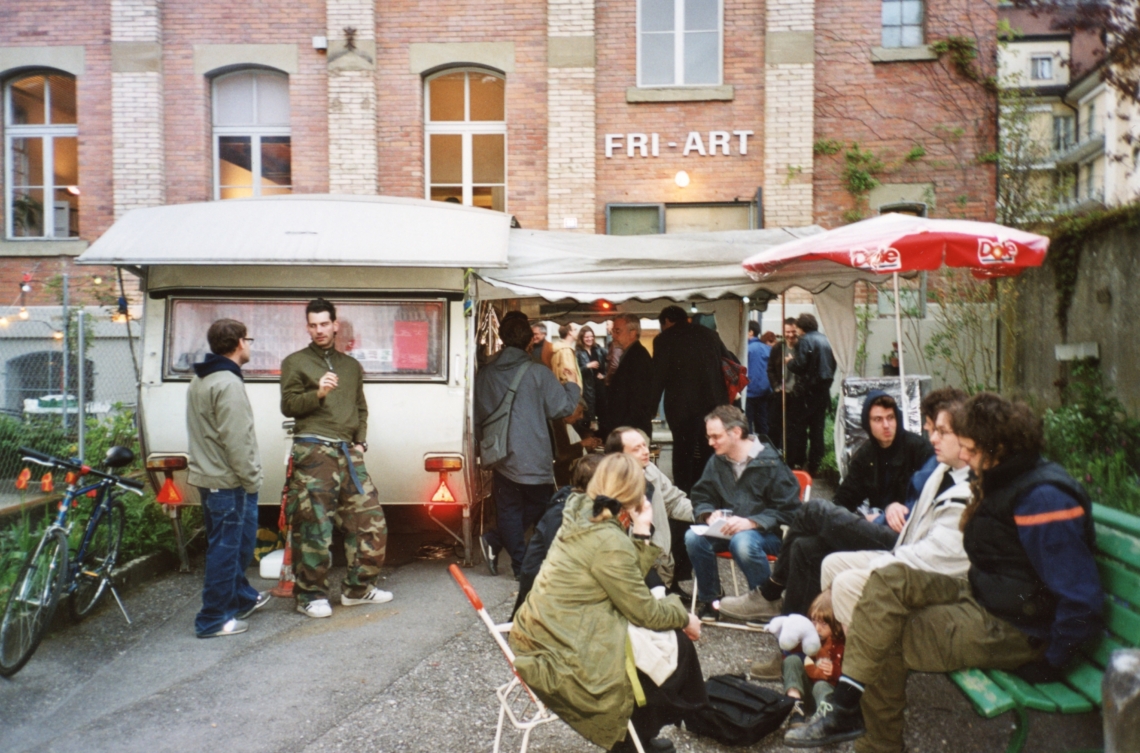 message salon Wohnwagen mit Snackbar, Fri-Art, Fribourg, 2000