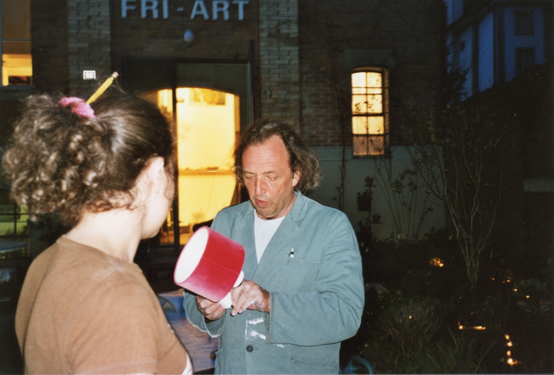 Esther Eppstein "message salon caravan", Aufbau mit Michel Ritter und Selina Trepp, Fri-Art Kunsthalle Fribourg