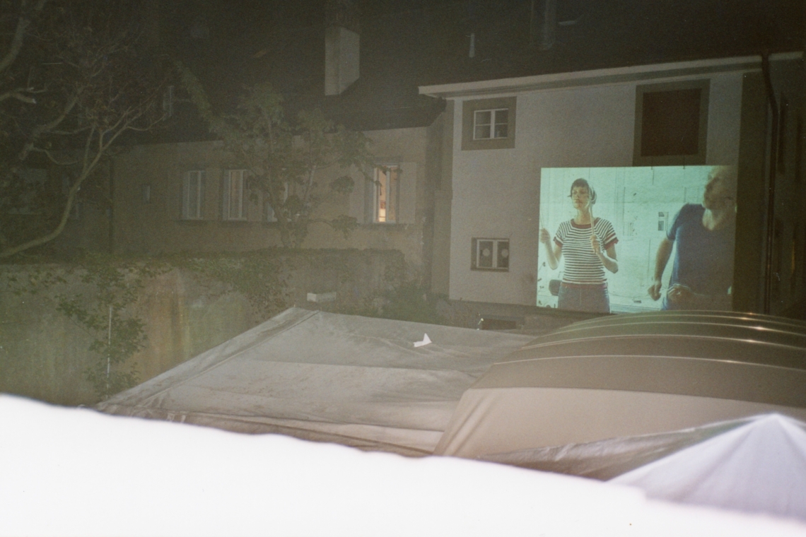 Esther Eppstein "message salon caravan", Vernissage, Franziska Koch "Take 1", Videoprojektion, Fri-Art Kunsthalle Fribourg