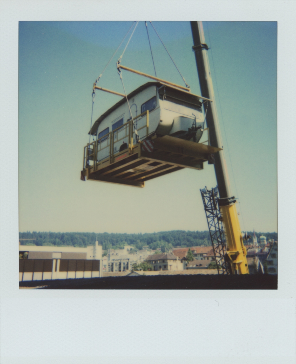 Der message salon Wohnwagen wird mit dem Kran ins Migros Museum gehievt. Foto Migros Museum, Zürich