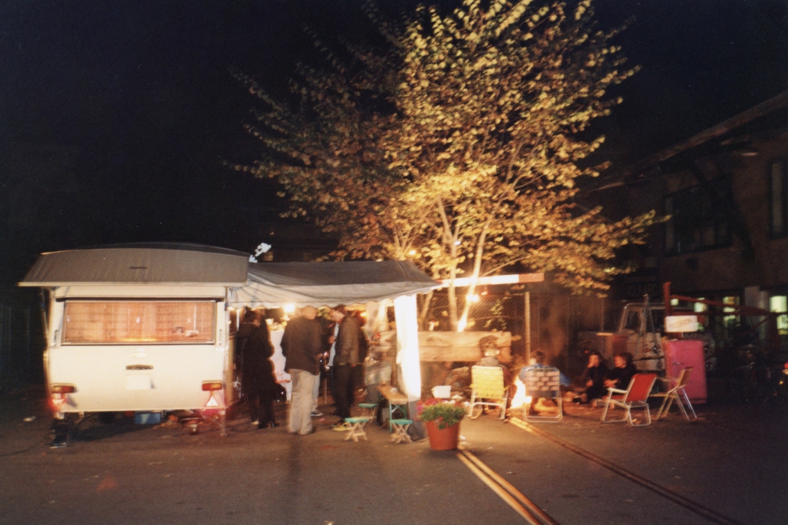 message salon Wohnwagen mit Snackbar, Pfingstweidstrasse, Zürich 1998–2000