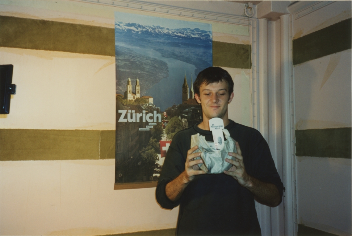 Antonio Pate im Empfangsbüro, message salon Museumsshop, Kunsthaus Zürich