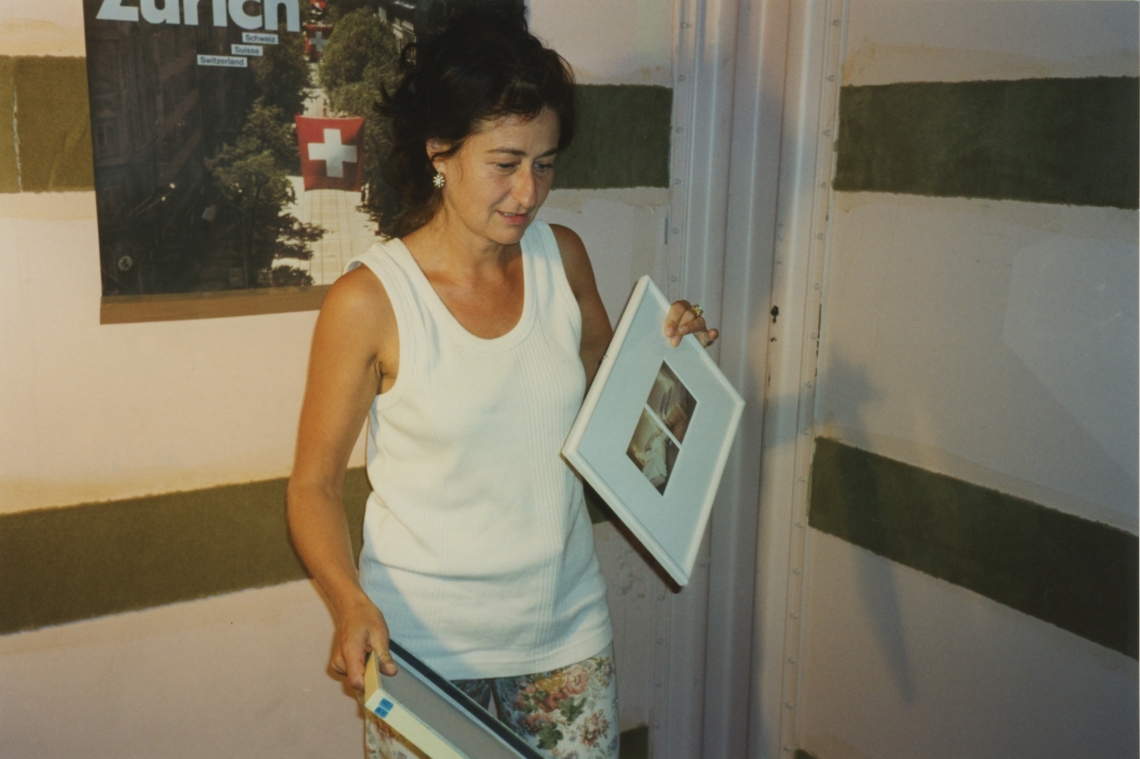 Nadia Athanasiou im Empfangsbüro, message salon Museumsshop, Kunsthaus Zürich