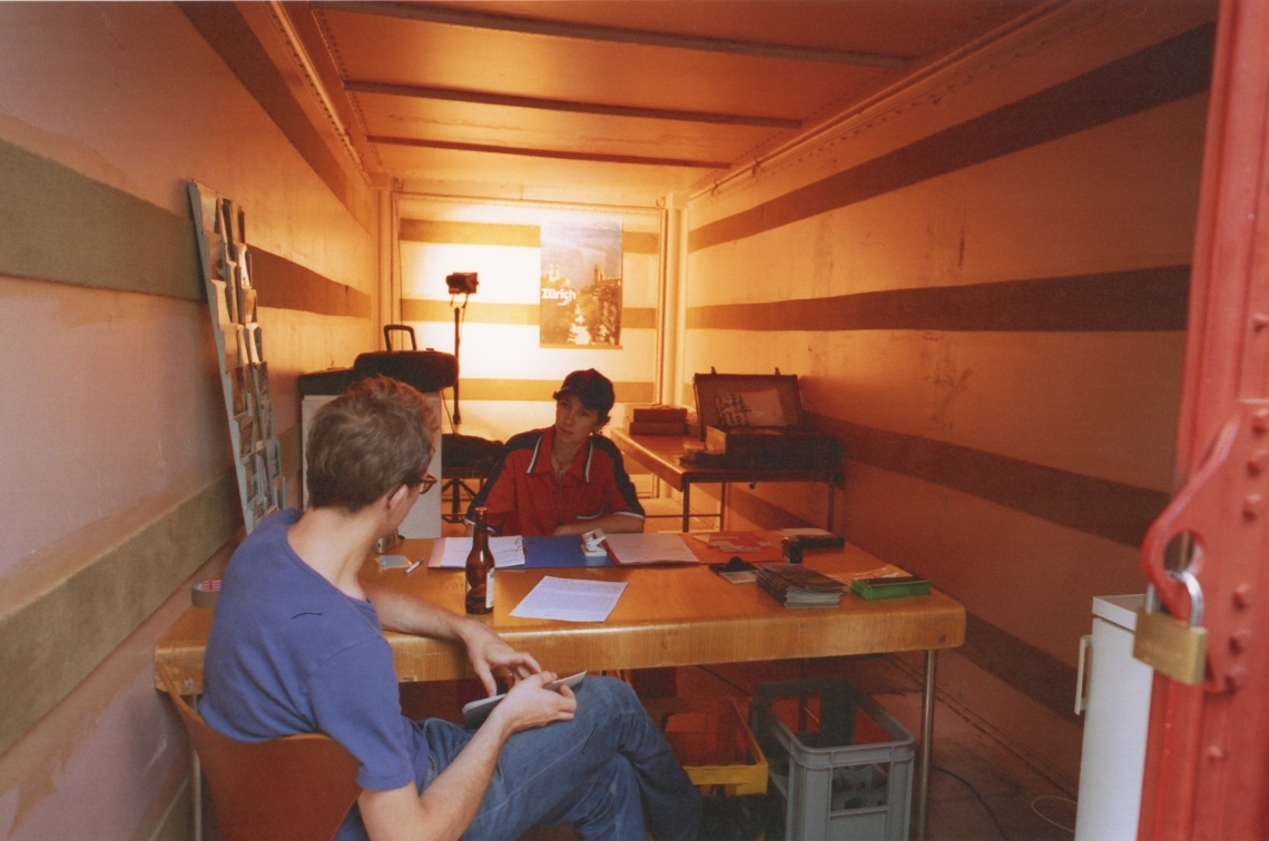 Esther Eppstein im Empfangsbüro 20.8.98, message salon Museumsshop, Kunsthaus Zürich, Foto ©FBM