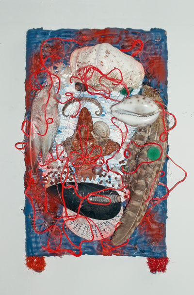 Dirk Meinzer: Samsa I, 2011
Weidenflechtwerk, Acryl, Spaghetti, Ponpons, Muscheln, Kaiman, Seepferdchen, Vogelflügel, Stein, Diverses,
20 x 38 cm