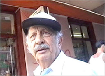 Esther Eppstein "Paul Eppstein vor seinem Geburtshaus an der Zwinglistrasse 32", Video still, Kamera Serge Pinkus, Zürich 2001