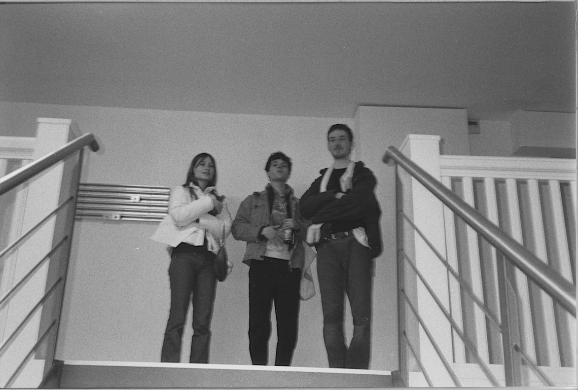 Noch leicht unscharf, aber aufsteigend. Sophie Nadler, Noah Merzbacher und Etienne Eisele, unterwegs in Zürich 2023, Foto Esther Eppstein