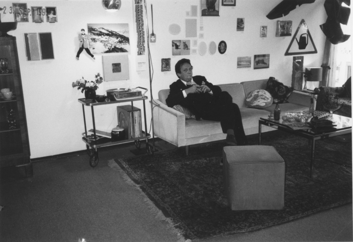 Selina Trepp und Esther Eppstein "Bodenlose Tiefpreise – alles ist käuflich", Bilderladen Monotony, Zürich