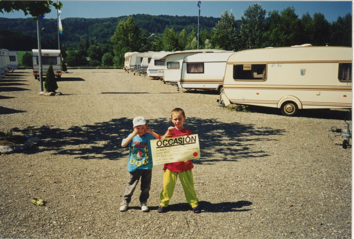 Der Tabbert Wohnwagen (Senator, 1973) ist auf dem Occasion Markt im Caravancenter Spreitenbach bei Zürich gefunden. Kaufberatung Maria, Moritz und Paul Eppstein, 1998