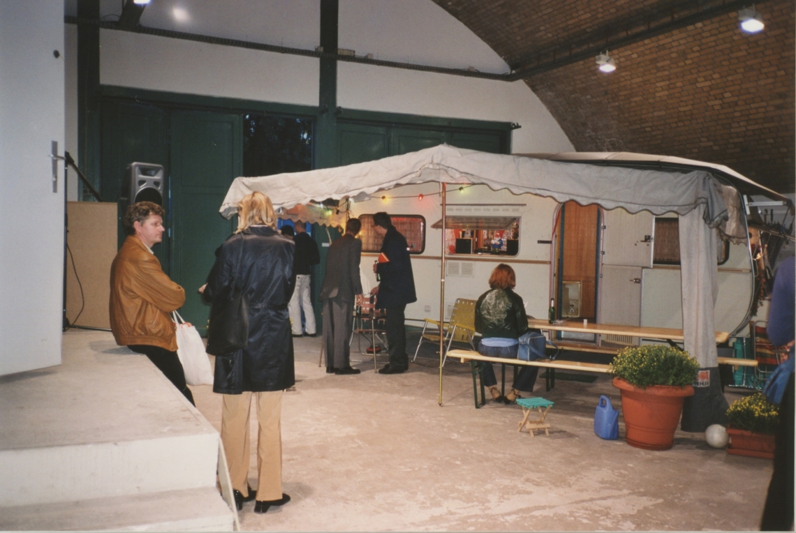 Esther Eppstein "message salon Wohnwagen 1998–2000", Vernissage, BüroFriedrich, Berlin