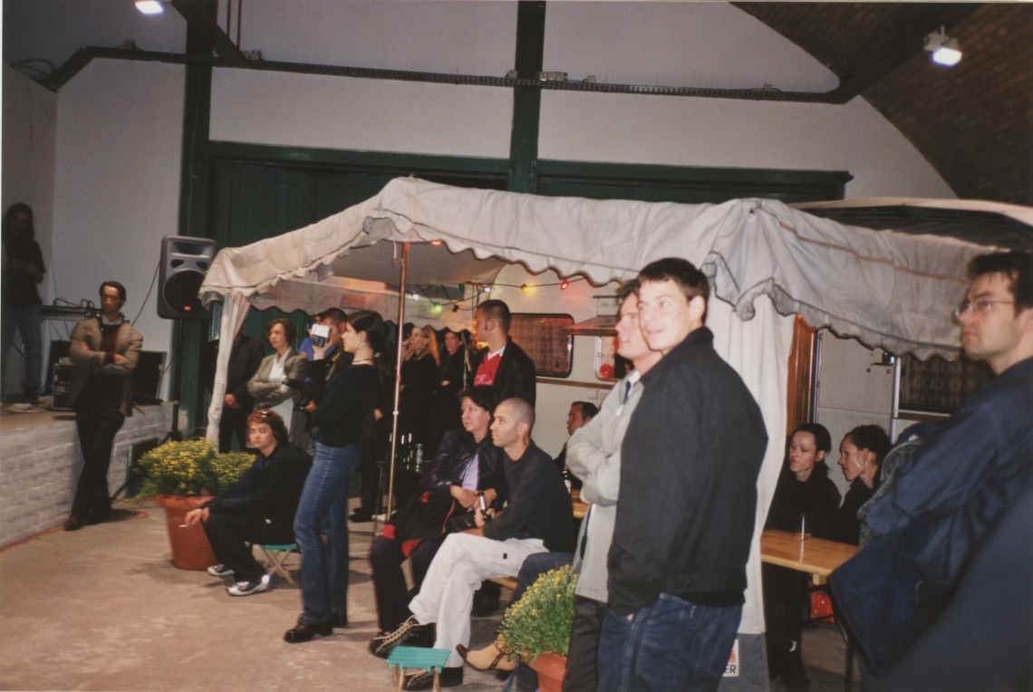 Esther Eppstein "message salon Wohnwagen 1998–2000", Vernissage, BüroFriedrich, Berlin
