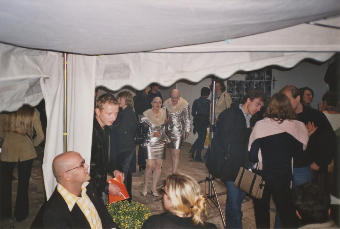 Esther Eppstein "message salon Wohnwagen 1998–2000", Vernissage, BüroFriedrich, Berlin