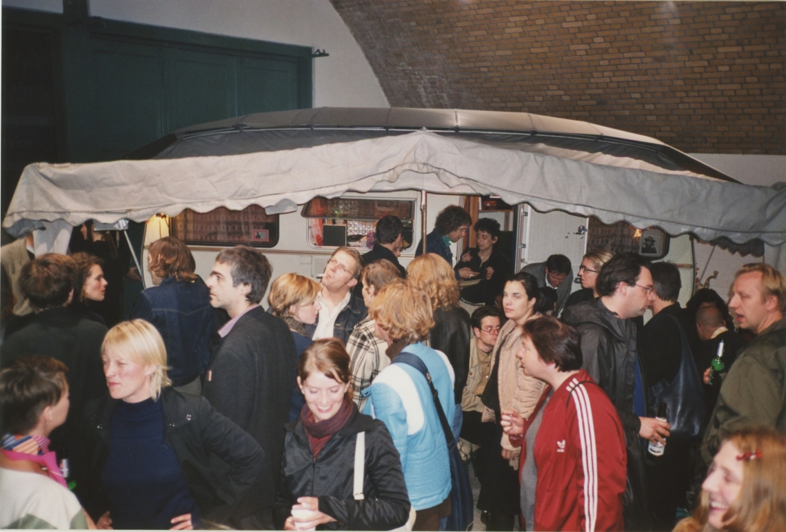 Esther Eppstein "message salon Wohnwagen 1998–2000", Vernissage, BüroFriedrich, Berlin