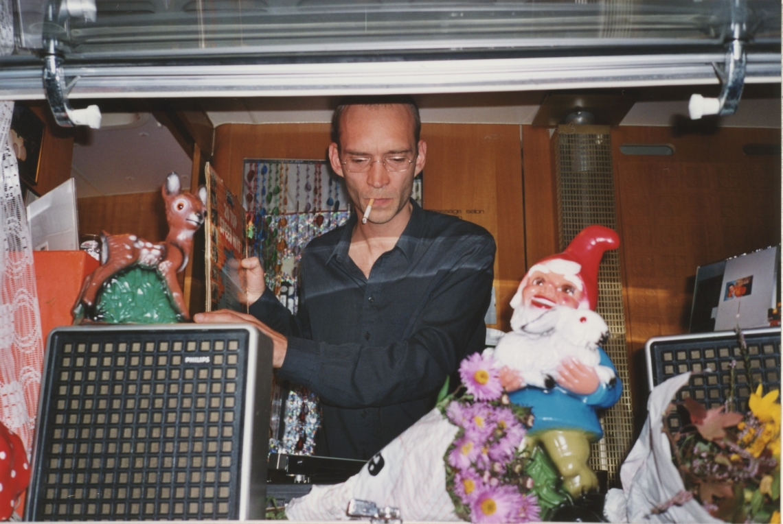 Esther Eppstein "message salon Wohnwagen 1998–2000", Vernissage, BüroFriedrich, Berlin