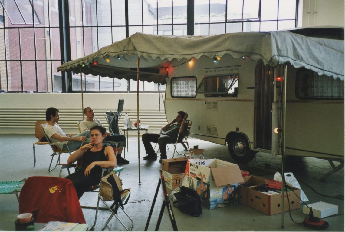 Esther Eppstein "message salon Wohnwagen", Aufbau im Migros Museum Zürich