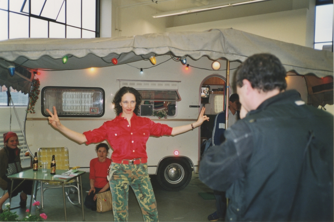 Esther Eppstein vor dem "message salon Wohnwagen", Vernissage "Let's be friends", Migros Museum Zürich
