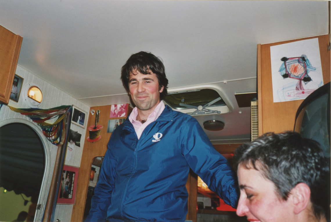 Esther Eppstein "message salon Wohnwagen", Gianni Jetzter, Kurator der Ausstellung, Migros Museum Zürich