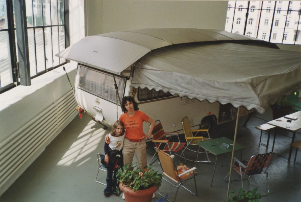 Esther Eppstein "message salon Wohnwagen", Aufbau im Migros Museum Zürich